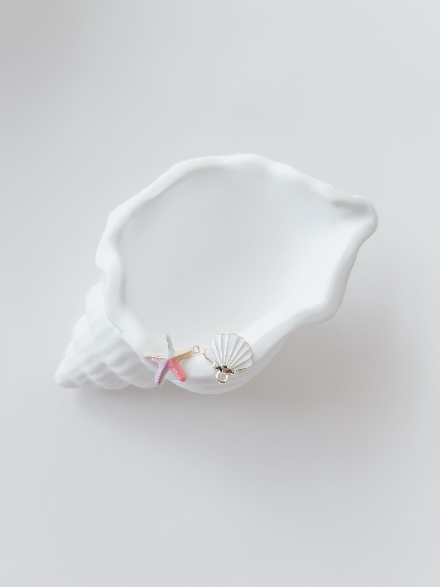 seashell (white/gold) | collar charm